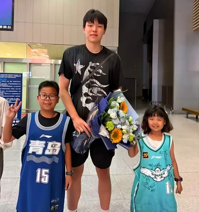 半岛体育官方网站-回来啦！杨瀚森载誉归来，备战世预赛，深夜落地青岛发声，很霸气